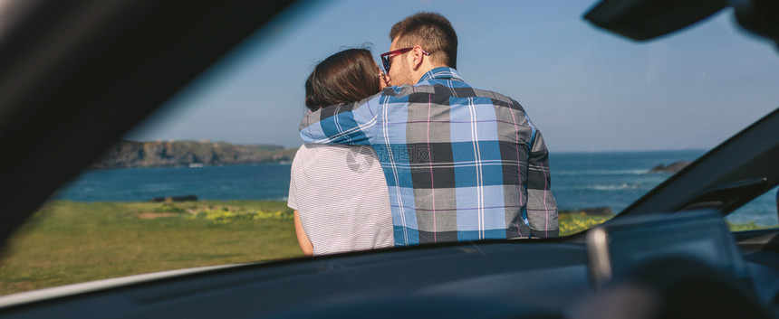 海岸附近的一年轻夫妇在接吻图片