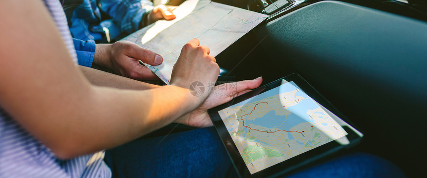 夫妇比较纸面和GPS导航仪图片