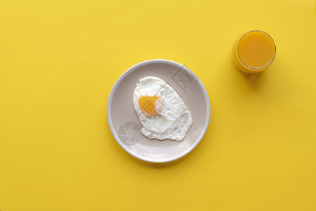 面带煎蛋和黄底橙汁的最小化图像图片