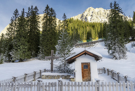 Austrian阿尔卑斯山上被栅栏包围雪覆盖图片