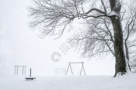 冬季游乐园被雪覆盖着背景图片