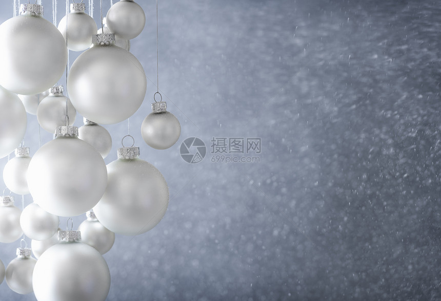 明亮的圣诞旗帜银色x马球挂在雪上图片