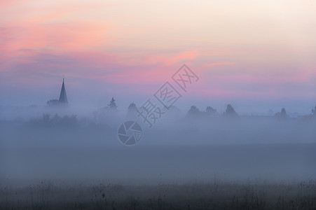 施瓦比什在日出时斯赫瓦比什大厅附近德意志大教堂附近用一座教堂的塔和个德国村庄的轮廓通过浓薄的雾呈现着迷人的神秘形象背景