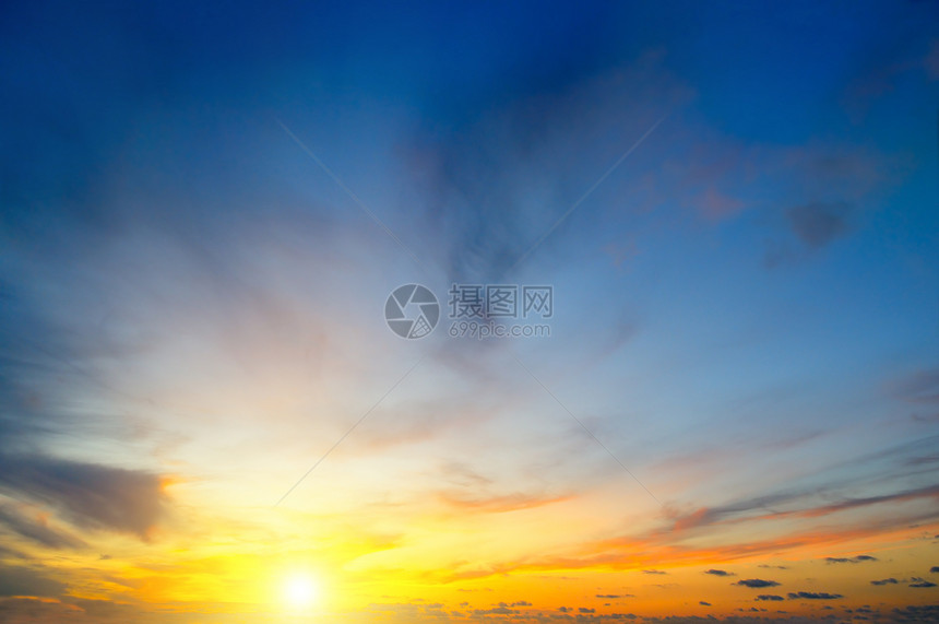 阴云的天空和明亮日出在地平线上图片