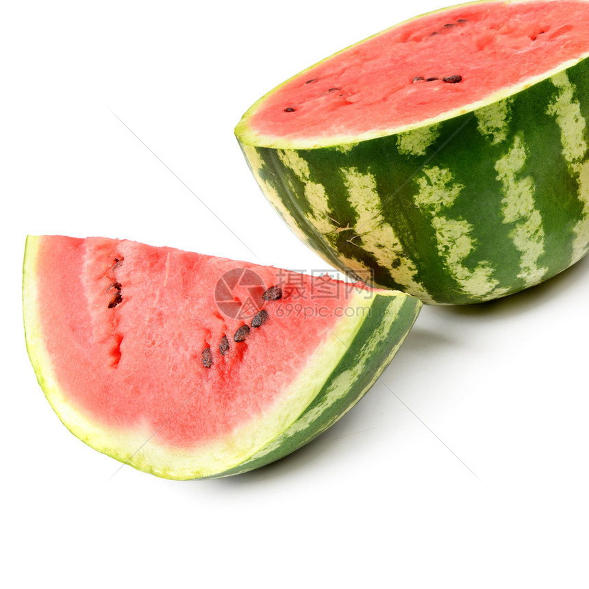 成熟的圆西瓜和切片在白色背景上隔离图片