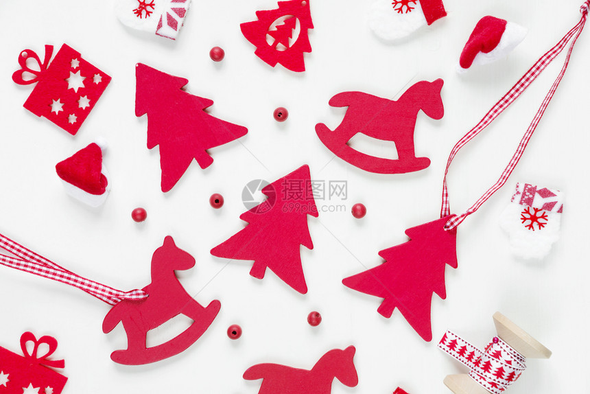 圣诞节背景由红装饰组成玩具摇摆马小手套圣誕树帽子白色背景的彩带和礼品盒圣诞墙纸网站社交媒体企业主杂志博客艺术家等的平板固定组成图片