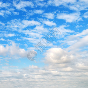 蓝色天空中云层积图片