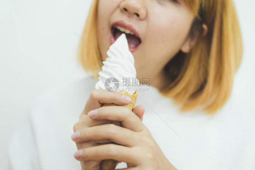 女人在室内吃冰淇淋图片