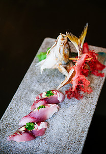鲜鱼和马竹装饰的漂亮的菜图片