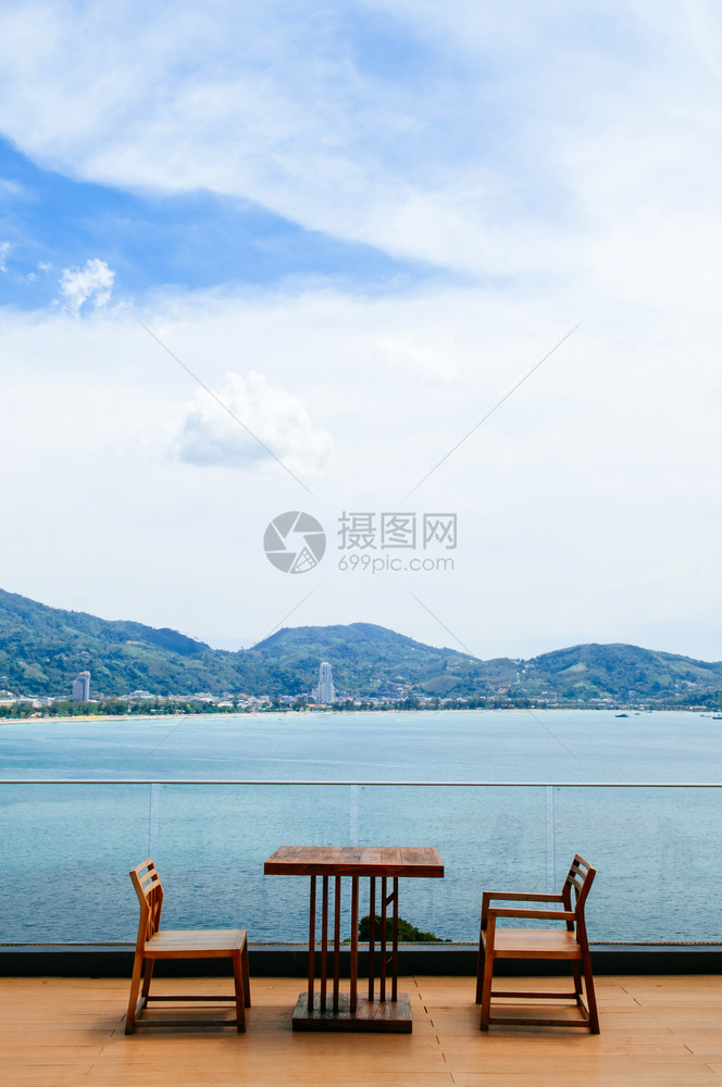 露天餐桌木制以高角度观察普吉海背景为波东滩泰王国图片