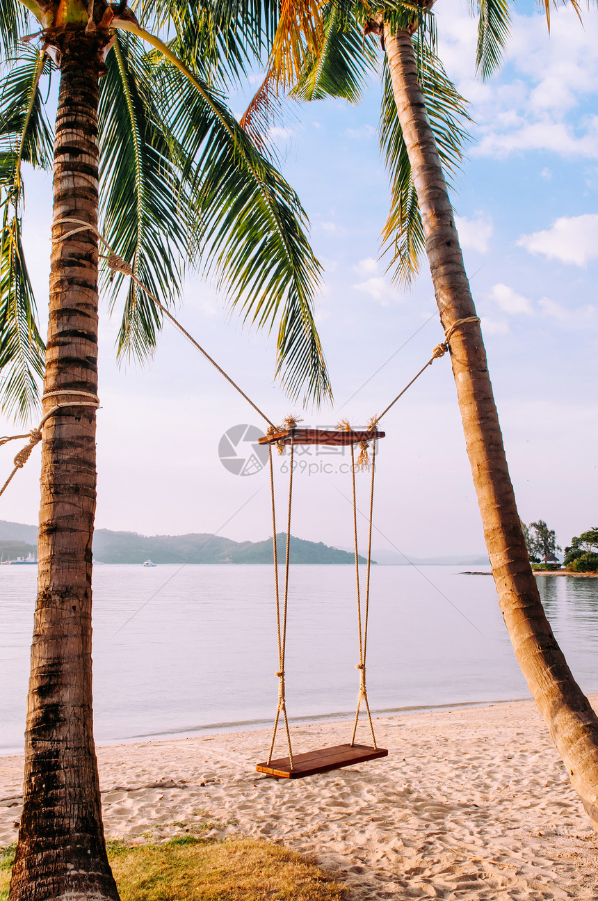 沙滩旁椰子树上挂着的吊床图片