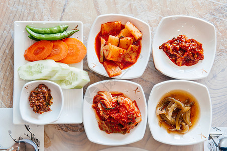 不同种类的卷心菜daikonmch和小部分韩国菜盘背景
