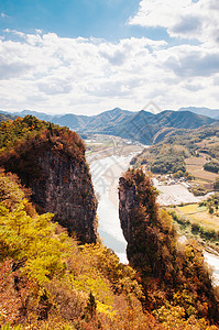 永固南韩国著名的延道尔悬崖和京狼河充满多彩的秋天森林背景