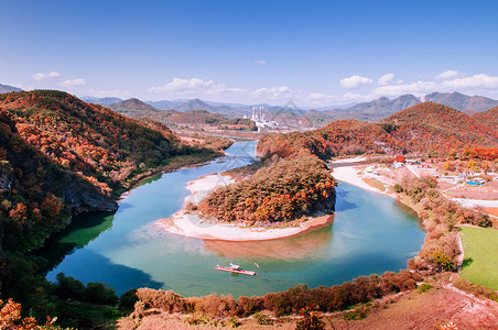 永固南科雷亚河边的cangwod游艇在seogan河上漂泊在seonam村有著名的观光路线带着多彩的秋林背景