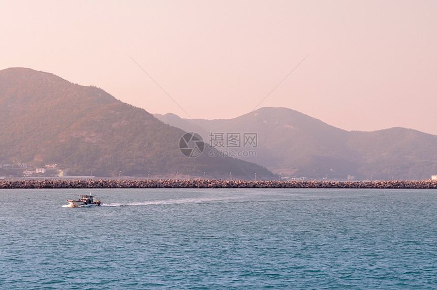 2013年8月6日韩国南部亚苏港山著名的观光游轮航道自然景象图片