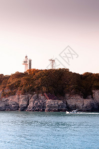 南朝鲜Yosu港的岩石海岸和奥东多灯塔著名的观光游航道自然景象图片