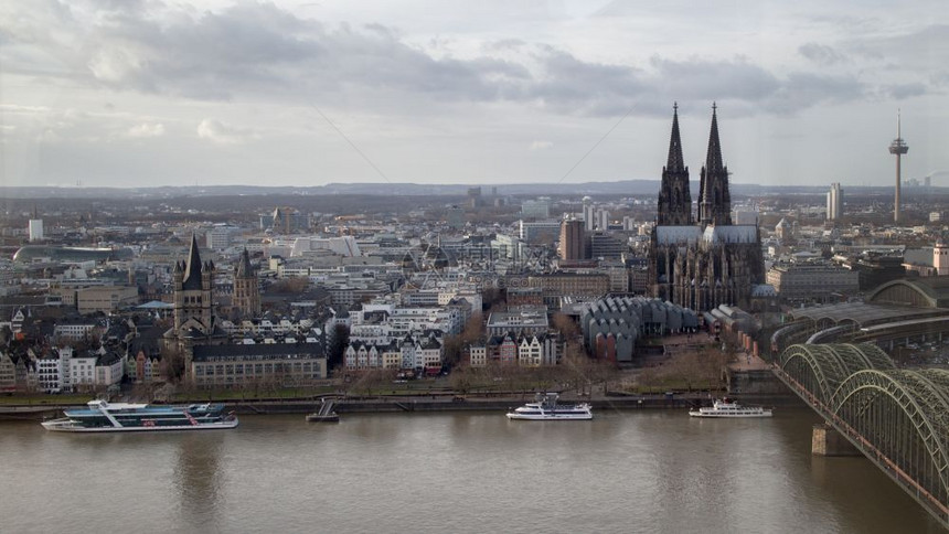 古龙大教堂历史中心的顶部视图取自莱茵河德意志取自莱茵的古龙大教堂历史中心的顶部视图图片