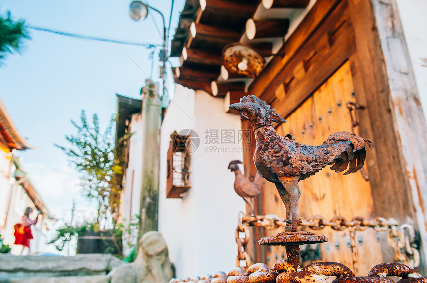 古老的韩国房屋建筑叫做Hanok配有古老铁公鸡模型装饰图片
