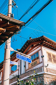 诺克森2013年月27日在韩国南部的Koreabukchonak村古老的韩国传统房屋建筑称为Hanok屋顶有瓷砖背景