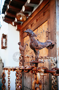 古老的韩国房屋建筑叫做Hanok配有古老铁公鸡模型装饰背景