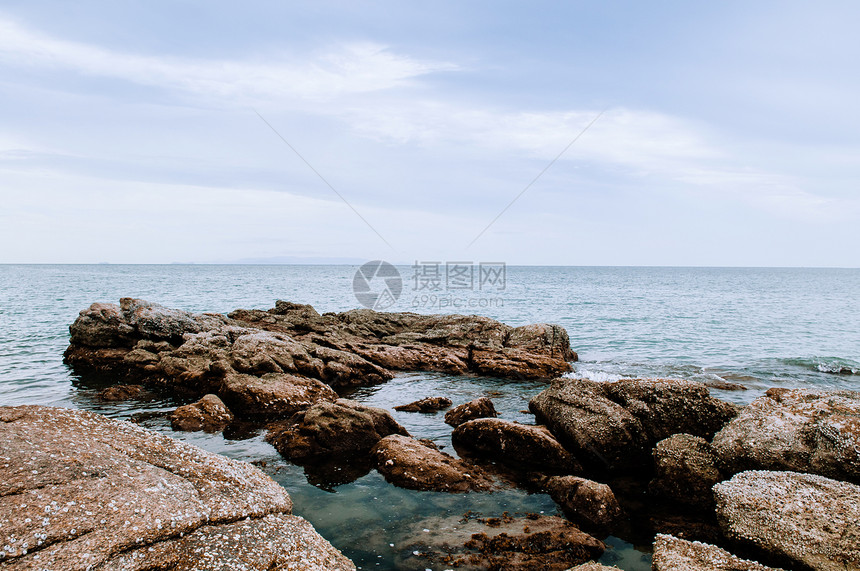 开曼泰兰等地雨季的岩石海斗篷图片