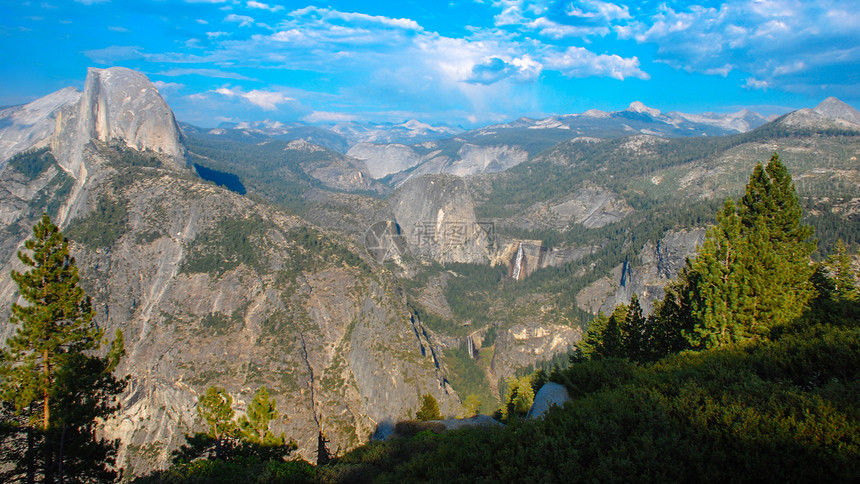 Yosemitusa半圆顶和Yousemit河谷冰川点与游客一起在Yousemit公园图片