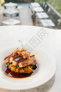 另一面是棕色酱汁中的肉肚蔬菜现代烹饪品在美食餐厅高清图片