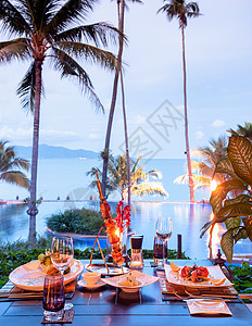 2013年月日泰国萨穆伊samui豪华度假渡海观光餐厅晚宴桌日落时配有烧烤和食物背景图片