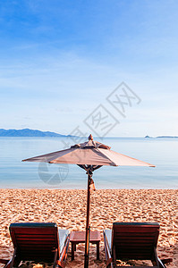 遮阳伞和沙滩床图片