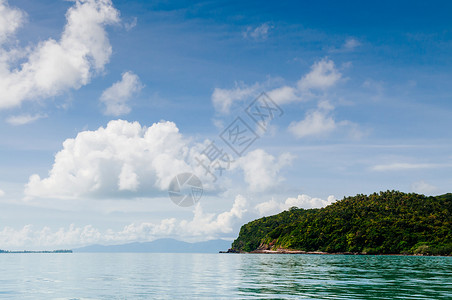 宁静的蓝海水与青天空图片