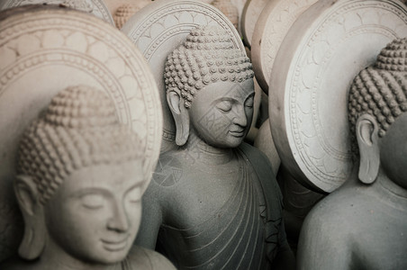 许多传统的Kanthrjbudha在泰王国寺庙雕刻灰色石像图片