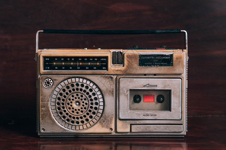带深木背景录音机的老旧古生锈晶体管radito图片