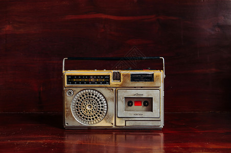 新闻立体声文本框带深木背景录音机的老旧古生锈晶体管radito背景