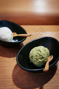 绿色茶冰淇淋黑碗木桌上高清图片