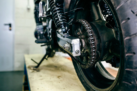 在车间停放的定制摩托车轮的详情高清图片