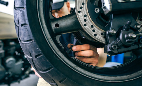 机械手在车间安装摩托轮阀门的精密细节机械手安装摩托车轮阀门的精密细节图片