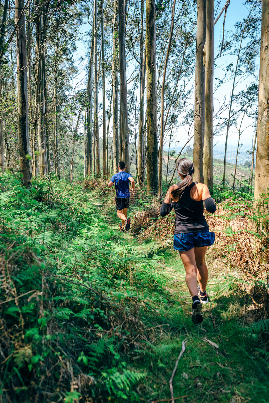 青年男女参加穿越森林的田径竞赛图片