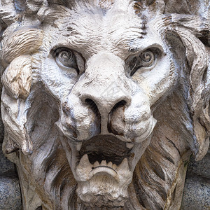 执事由石块制成位于大理石拱门上约30岁坠落天使像咆哮的狮子背景