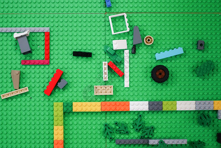 一块彩色塑料制造玩具砖图片