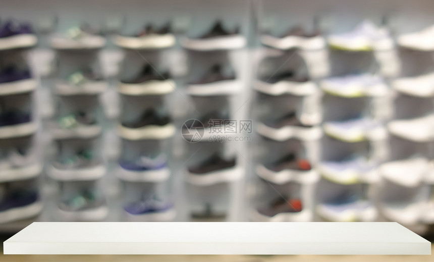 商店货架上的鞋子脱焦镜头图片