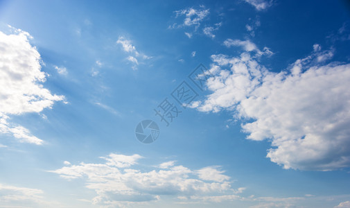 蓝色的夏夜天空其背景为光亮白云图片