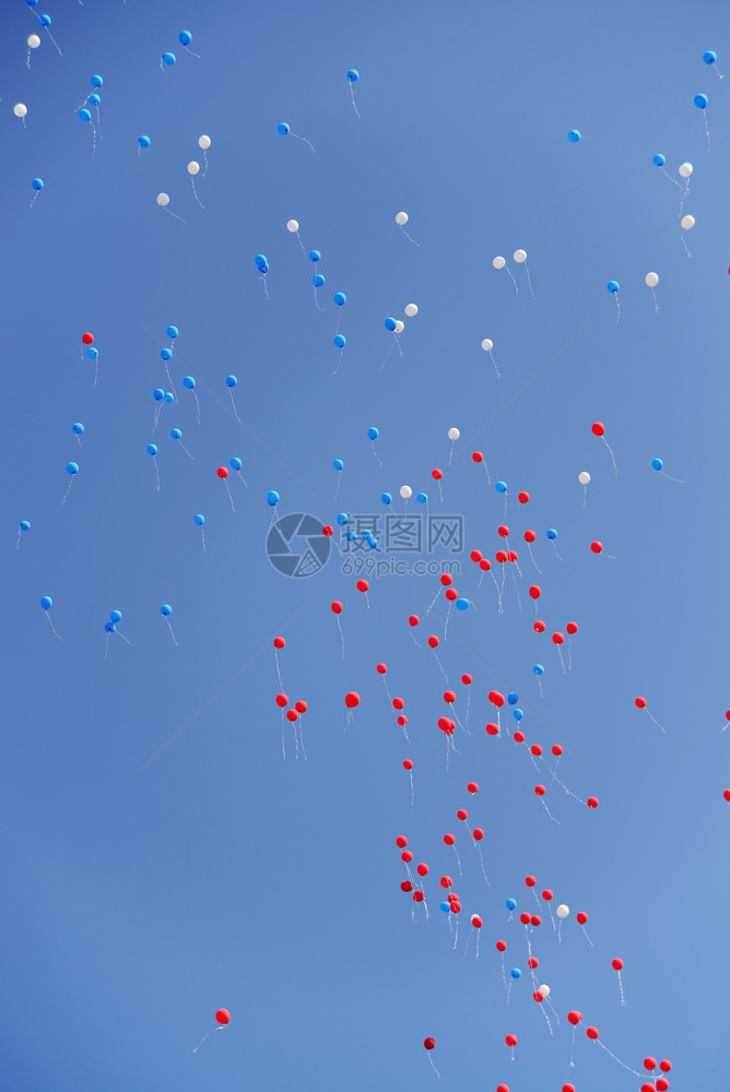 多彩气球满的在蓝色天空中飘动图片