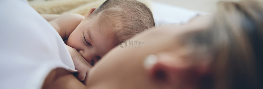 躺在母亲身边的新生儿特写镜头图片
