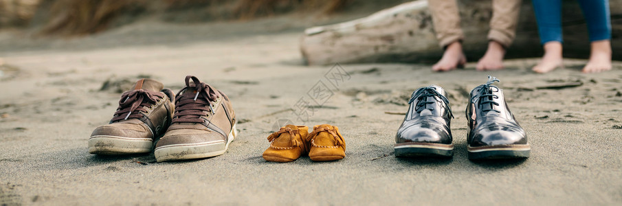 家庭鞋在沙滩上图片