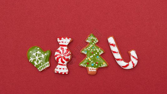 圣诞节红背景的饼干和圣诞树图片