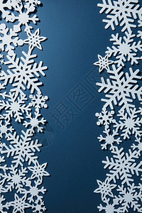 圣诞节明信片蓝色背景白雪花和圣诞节装饰雪花和图片