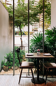 现代餐厅的木制餐桌背景图片