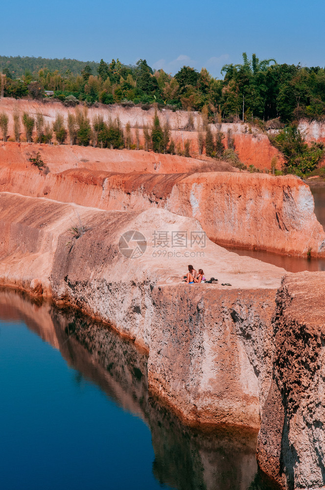 201年月8日吉昂马伊泰兰吉昂大峡谷旅游著名的悬崖跳跃点红和蓝水在泰国旅行图片