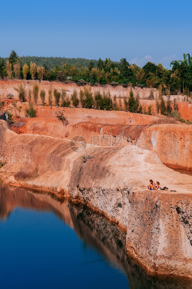 201年月8日吉昂马伊泰兰吉昂大峡谷旅游著名的悬崖跳跃点红和蓝水在泰国旅行图片