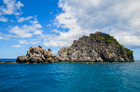 岩石岛顶的木屋南海兰鸟巢岛高清图片